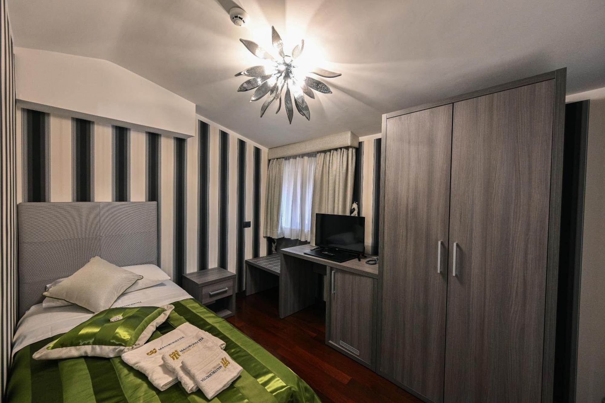 Hotel Mastrodattia เชลาโน ภายนอก รูปภาพ